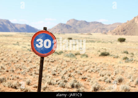 Alten Geschwindigkeit Road Sign in Wüsten- und Berglandschaft Stockfoto