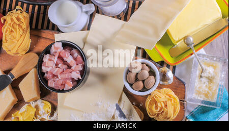 Top-down-Nahaufnahme von Zutaten für Bolognese-Soße für Lasagne, Tortellini, Bandnudeln Stockfoto