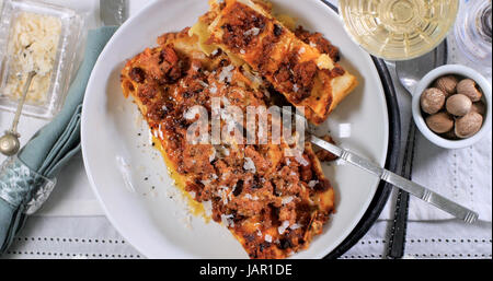 Top-down Ansicht lecker dampfende Lasagne Bolognese Sauce Stockfoto