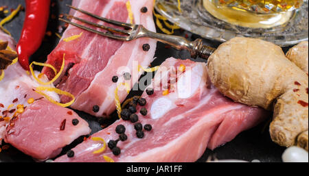 Nahaufnahme von Zutaten für leckere geschmorte klebrige König Schweinerippchen Stockfoto