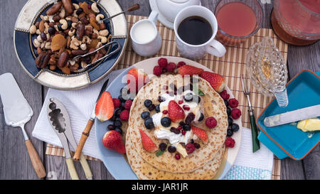 Top-down-Sicht auf ein Frühstück mit Pfannkuchen mit Beeren und getrockneten Früchten Stockfoto