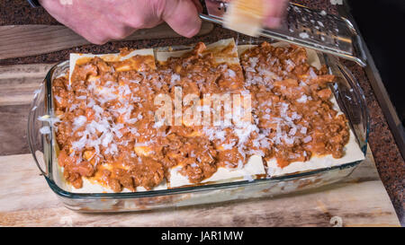Parmesankäse reiben, über Lasagne Bolognese Sauce Stockfoto