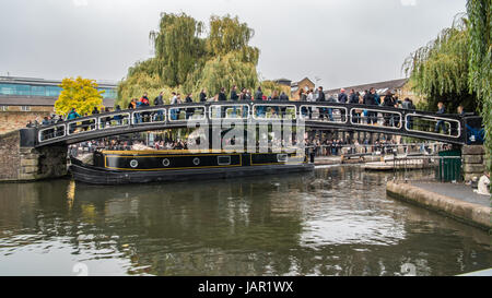 Zeitraffer Zeitansicht derjenigen, die über eine Brücke über den Kanal bei Camden Town am Eingang des berühmten Lock Market in London Stockfoto