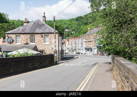 Mit Blick auf Matlock Bath in Derbyshire von der Brücke über den Fluss Derwent Stockfoto