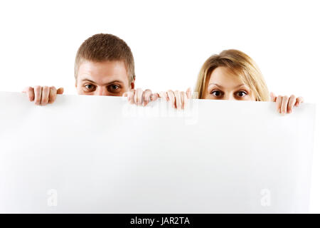 Junges Paar spähen aus hinter dem Stand Stockfoto