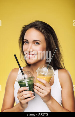 Glückliche Frau Smoothie und Saft trinken Stockfoto