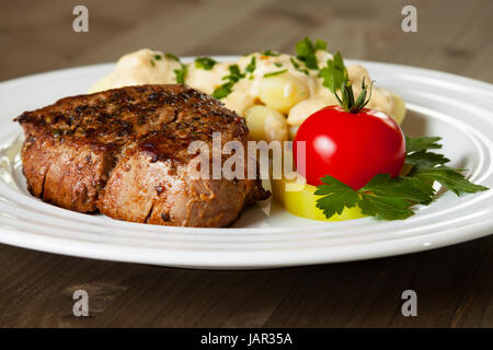 Rindersteak mit Gnocchi und Gorgonzola-Sauce auf Teller Stockfoto