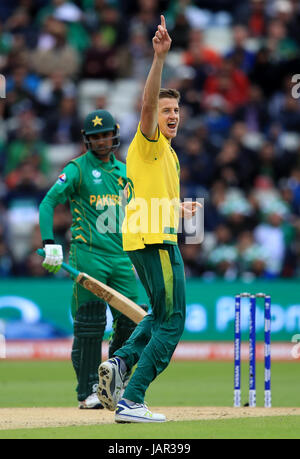 Südafrikas Morne Morkel feiert das Wicket Pakistans Fakhar Zaman während der ICC Champions Trophy, Gruppe B-Match bei Edgbaston, Birmingham. Stockfoto