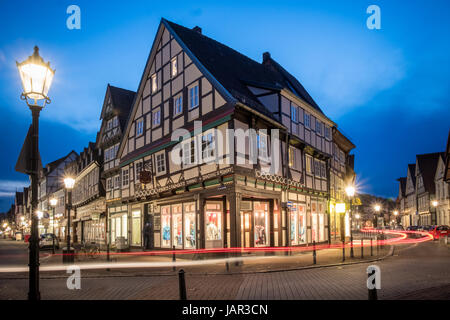 Leichte Spuren von Autos durch den mittelalterlichen / alte Stadtteil von Celle, Niedersachsen, Deutschland in der Nacht. Stockfoto