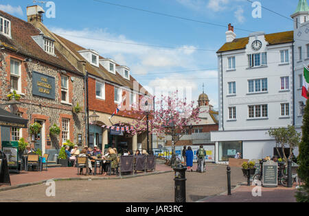 Menschen Sie essen und trinken außerhalb der Druiden Kopf Gastwirtschaft in Brighton Platz, The Lanes, Brighton, East Sussex, England Stockfoto