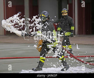 Feuerwehrleute bei den Löscharbeiten mit einem speziellen Feuer Löscheinrichtung mit foma Stockfoto