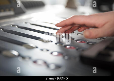 Radiomoderator mit Musik-Mixer im Studio Stockfoto