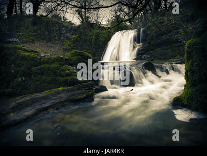 Ein eher Retro-Schuss von Janets Foss, Malham an einem verregneten Tag Stockfoto