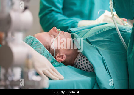 Unbewusste weiblich auf einem Operationstisch im OP-Saal Stockfoto