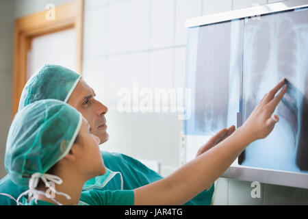 Zwei Chirurgen Blick auf Röntgenaufnahmen im Krankenhaus Stockfoto