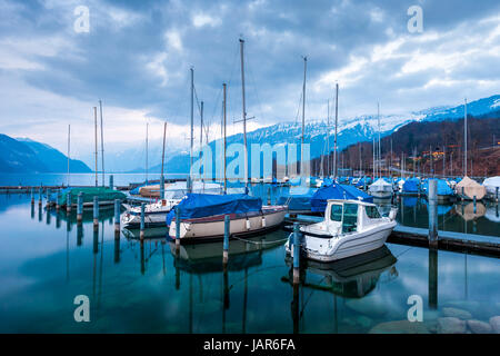 Yachten und Boote auf dem Thunersee im Berner Oberland, Schweiz Stockfoto