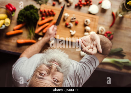 Mann, die vegane Zubereitung Stockfoto