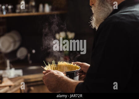 Mann Kochen spaghetti Stockfoto