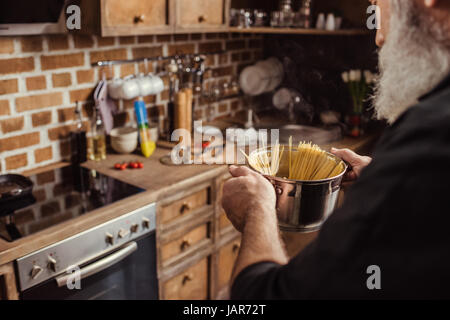 Mann Kochen spaghetti Stockfoto