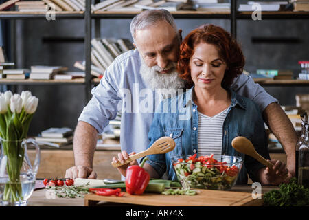 Paar kochen Gemüsesalat Stockfoto