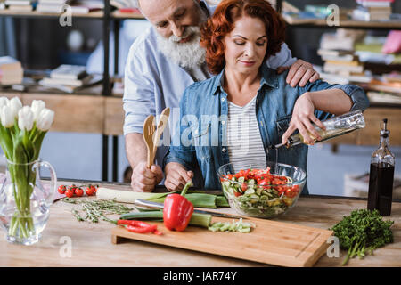 Paar kochen Gemüsesalat Stockfoto