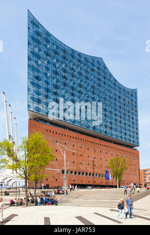 Hamburg, Deutschland - 17. Mai 2017: Eingang Seite der Elbphilharmonie, Konzert in der Hamburger HafenCity. Touristen auf der Plaza vor. Stockfoto