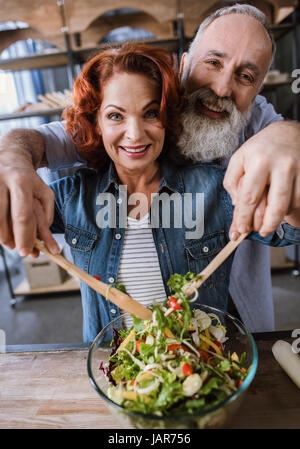 Paar kochen Gemüsesalat Stockfoto