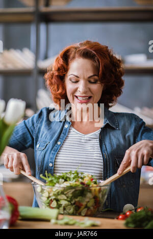 Frau Koch Gemüse Salat Stockfoto