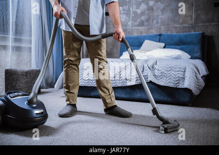 Mann mit Staubsauger Stockfoto