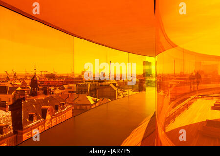 Aarhus, Dänemark - 2. Mai 2017: Blick durch orange getönte Scheiben über aarhus von innen Olafur Eliasson Installation auf aarhus Art Museum Stockfoto