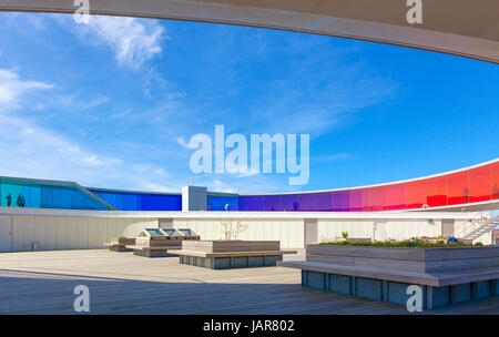 Aarhus, Dänemark - 2. Mai 2017: Installation von dänisch-isländischen Künstlers Olafur Eliasson aros-Museum der modernen Kunst, die Aussicht von der Dachterrasse Plaza. Stockfoto