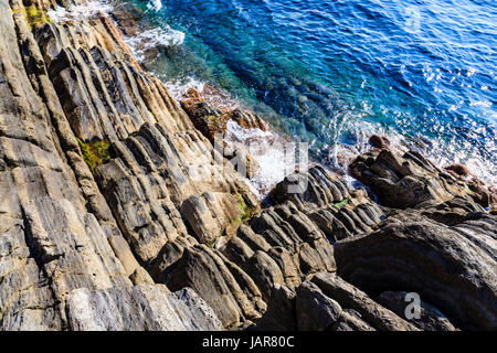 Klippen und Mittelmeer in Cinque Terre, Italien Stockfoto