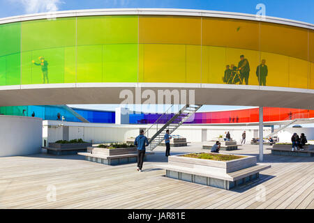 Aarhus, Dänemark - 2. Mai 2017: Besucher des Museums innerhalb und unterhalb der Installation von Olafur Eliasson auf der Dachterrasse der aros-Museum für zeitgenössische Kunst. Stockfoto