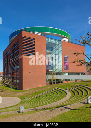 Aarhus, Dänemark - 2. Mai 2017: Aros, das Århus-Museum für moderne Kunst mit seiner leicht zugänglichen Installation von Olafur Eliasson auf der Oberseite, Ansicht von Osten. Stockfoto