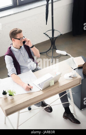 Geschäftsmann mit smartphone Stockfoto