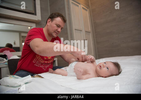 Papa beruhigende neugeborenes baby Stockfoto