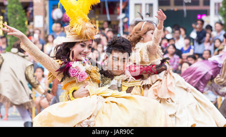 Lokalen Travestie auf eine Mimosa Shopping Complex in Na Jomtien südlich von Pattaya in der Provinz Chonburi in Thailand. Stockfoto