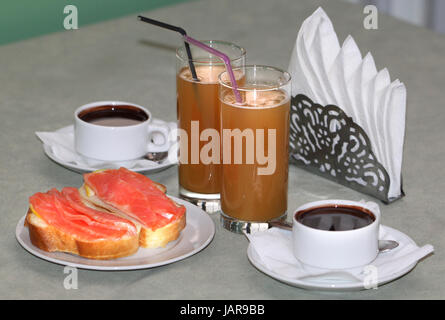 Cocktails-Sandwich und heiße Schokolade Stockfoto