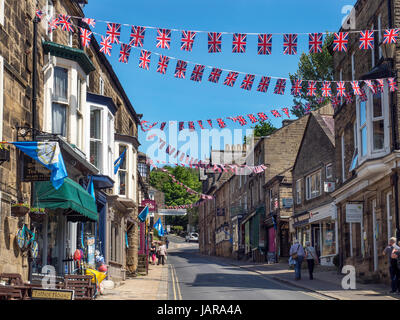 Union Jack Bunting über die Hautpstraße an Pateley Brücke in Nidderdale North Yorkshire England Stockfoto