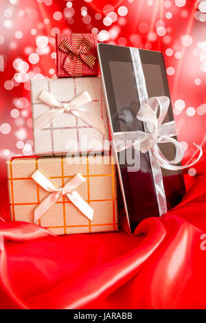 Digital-Tablette mit Weihnachtsgeschenk defokussierten Lichter Stockfoto