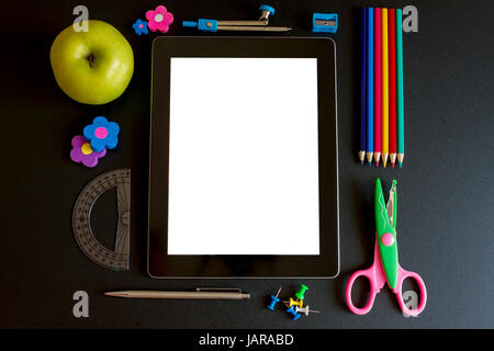 Tablet-PC mit Schule Zubehör auf weißem Hintergrund Stockfoto