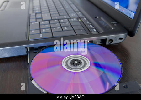 Laptop mit einer cd in das Fach Stockfoto