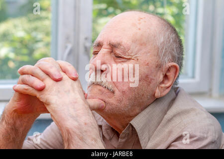 Porträt Traurigkeit senior Mann denken Stockfoto