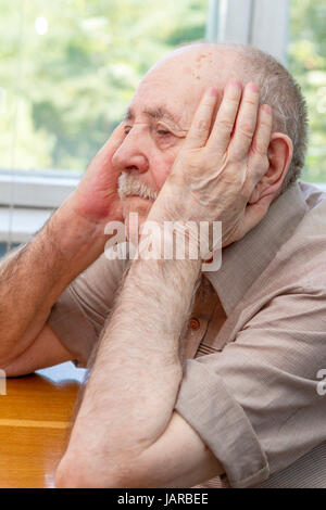 Porträt Traurigkeit senior Mann denken Stockfoto
