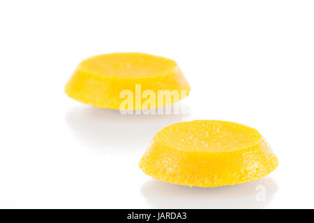 Quindim ist eine brasilianische Kokosnuss-Flan Dessert mit Eigelb und Kokosnuss. Stockfoto