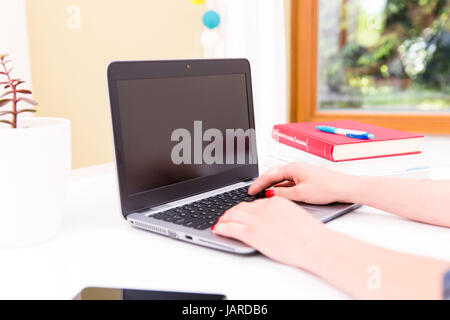 Womans Hände auf Notebook in sauberen und hellen Büro, zu Hause arbeiten freiberuflich Stockfoto