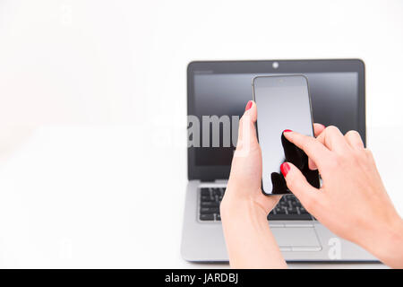 Frau Hand mit Smartphone, arbeiten mit modernen Geräten, Business-Geräte-Konzept, Technologie Stockfoto
