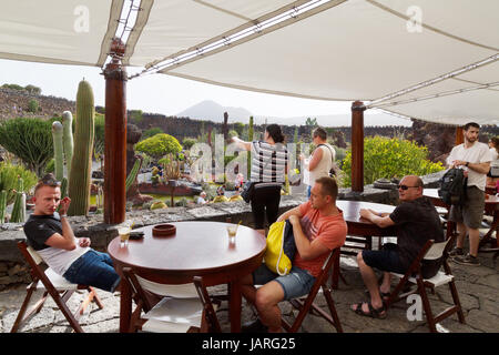 Lanzarote Cactus Garden - Touristen sitzen im Café, im Cesar Manriques Kaktusgarten, Lanzarote, Kanarische Inseln, Europa Stockfoto