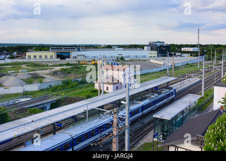 Bahnhof und Glock Waffen Hersteller Hauptsitz (hinten), Deutsch-Wagram, Donau, Niederösterreich, Niederösterreich, Österreich Stockfoto