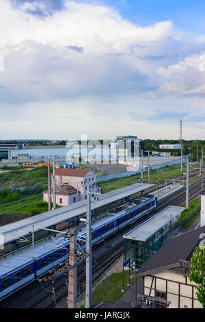 Bahnhof und Glock Waffen Hersteller Hauptsitz (hinten), Deutsch-Wagram, Donau, Niederösterreich, Niederösterreich, Österreich Stockfoto